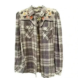 Wonderly gray plaid embroidered button up shirt size M like new condition